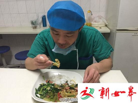 外科医生用棉签吃饭，只为锻炼手术技艺